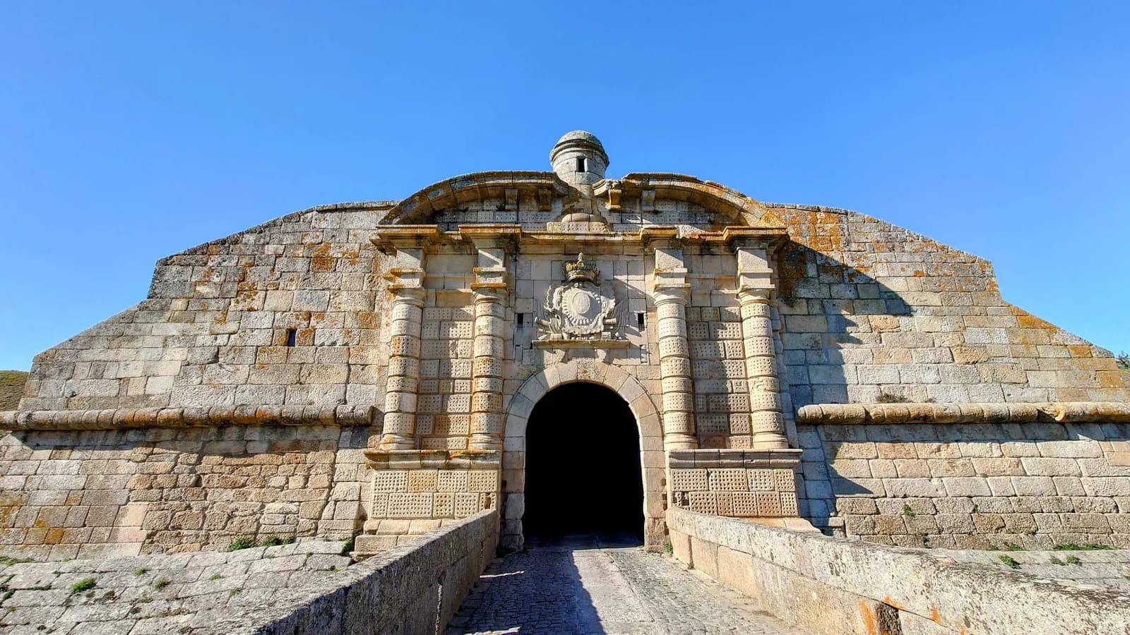 A fortified gateway on the tour route